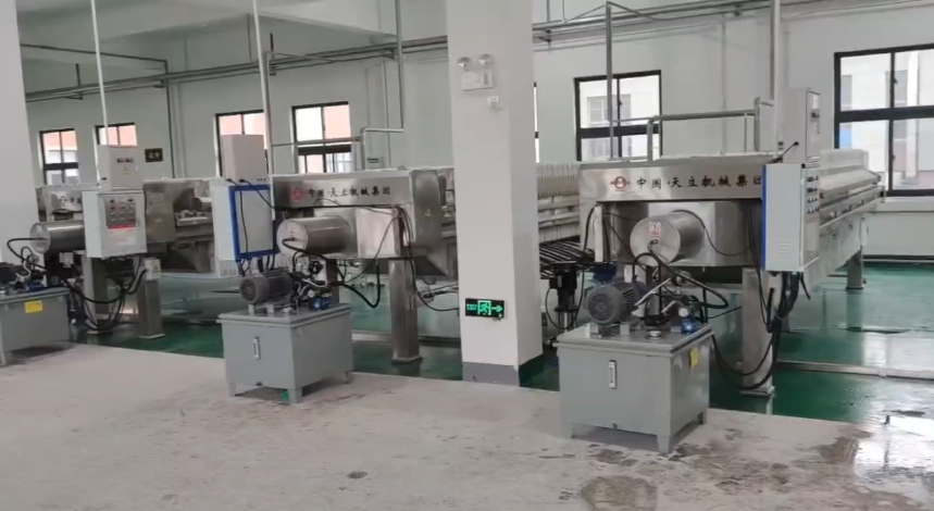 天立壓濾機醬油、醋壓榨現(xiàn)場